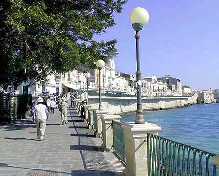 �N���b�N����ƌ��̃y�[�W�֖߂�܂�